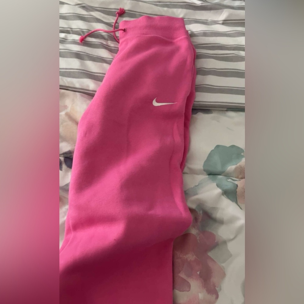 Low rise cuffed sweat pants in the colour pink